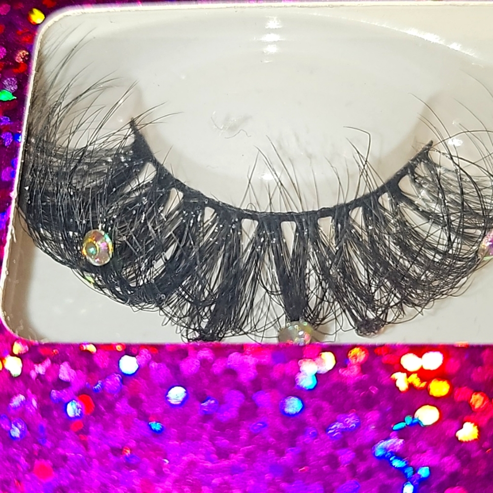 Strip lashes with diamonds